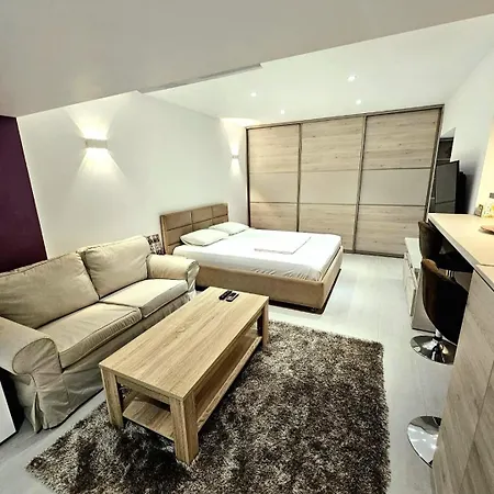 Cathedral Apartment *