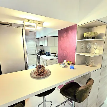 Cathedral Apartment *